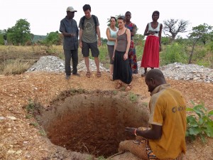 Un puits pour Dikouenteni - Inspection des travaux